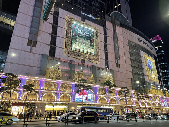 The Christmas-themed facade of Lotte Department Store in central Seoul on Dec. 16. [ESTHER CHUNG]