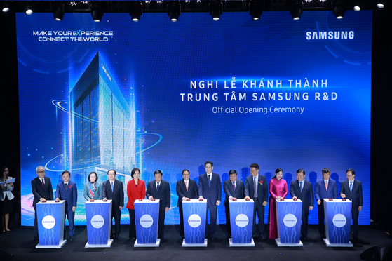 Samsung Electronics executives and Vietnamese politicians attend a ceremony celebrating the completion of an R&D center in Hanoi on Dec. 23. [SAMSUNG ELECTRONICS]