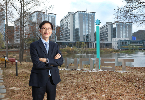 Lee Yong-hoon, president of the Ulsan National Institute of Science and Technology (UNIST), has great ambitions for his 13-year-old university and is confident that its groundbreaking research will pave the way for a bright future. [PARK SANG-MOON]