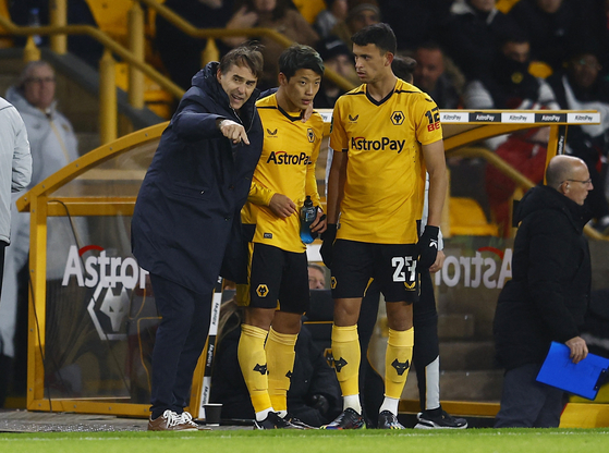 Wolverhampton Wanderers manager Julen Lopetegui, left, talks to Hwang Hee-chan, center, and Matheus Nunes during a Carabao Cup round of 16 game against Gillingham at Molineux Stadium in Wolverhampton, England on Tuesday.  [REUTERS/YONHAP]