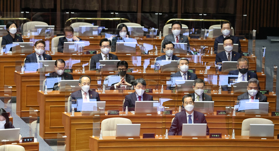 Yoon Suk-yeol government cabinet members including Prime Minister Han Duk-soo as well as Finance Minister Choo Kyung-ho at the National Assembly to watch the 2023 budget approval on Saturday. [YONHAP] 