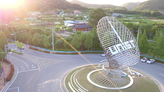  The iconic Face the Future structure near the school’s entrance, which symbolizes UNIST’s vision to contribute to the prosperity of humankind and illuminate the world with scientific and technological advances. [YONHAP]