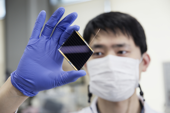 A solar cell co-developed by a UNIST research team achieved the highest power conversion efficiency (PEC) for a single-junction perovskite solar cell (PSE), breaking the world record in 2021. [YONHAP]