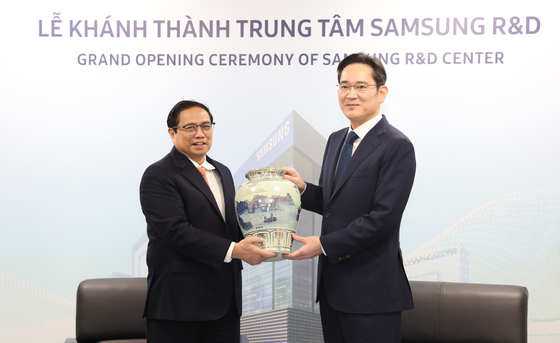 Samsung Electronics Executive Chairman Lee Jae-yong, right, and Vietnamese Prime Minister Pham Minh Chinh pose on Dec. 23 during a ceremony to celebrate the opening of Samsung's R&D center in Hanoi. [SAMSUNG ELECTRONICS]