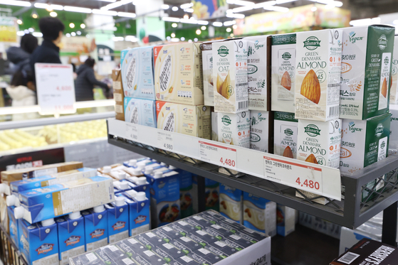 Plant-based milks including almond and oat milks are displayed at a discount mart in Seoul on Sunday. According to Euromonitor, Korea's plant-based milk market is expected to be valued at 646.9 billion won ($505.3 million) in 2021, up 19 percent compared to 2019. [YONHAP]