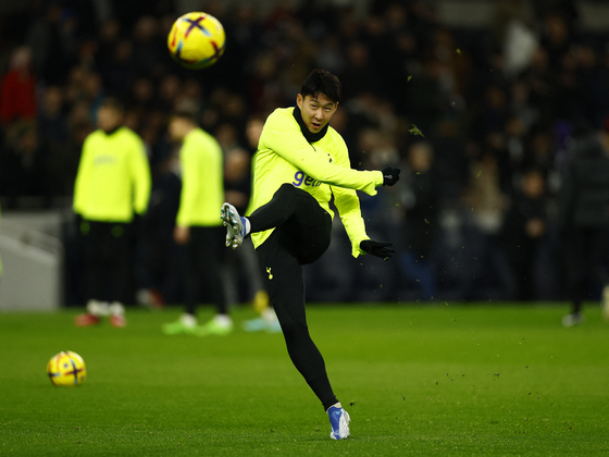 Tottenham Hotspur's Son Heung-min during the warm up before a friendly against Nice at Tottenham Hotspur Stadium in London on Dec. 21.  [REUTERS/YONHAP]