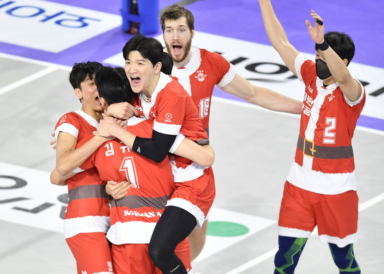 The Incheon Korean Air Jumbos celebrate after beating the Seoul Woori Card WooriWon 3-0 in a match at Gyeyang Gymnasium in Incheon on Dec. 25. The Jumbos got into the festive spirit by playing the game in a special Santa-themed kit.  [KOVO]