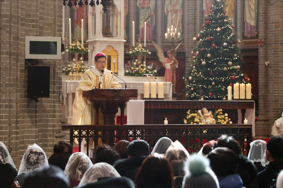 Archbishop of Seoul Peter Chung Soon-taick presides over Christmas Day Mass at Myeongdong Cathedral in central Seoul on Sunday. This marked the first Christmas in three years for which there was no restriction on the number of people allowed to attend religious services since the onset of the Covid-19 pandemic. [JOINT PRESS CORPS]