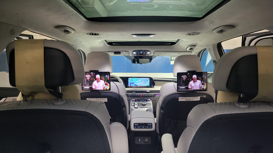 A car features in-vehicle displays jointly developed by Hyundai Mobis and Sinclair Broadcast Group. [HYUNDAI MOBIS]