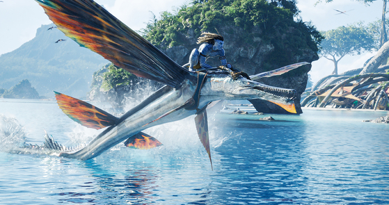 Avatar: The Way of Water의 Jake Sully는 영화 속 생물 위로 날아갑니다. [20TH CENTURY STUDIOS]