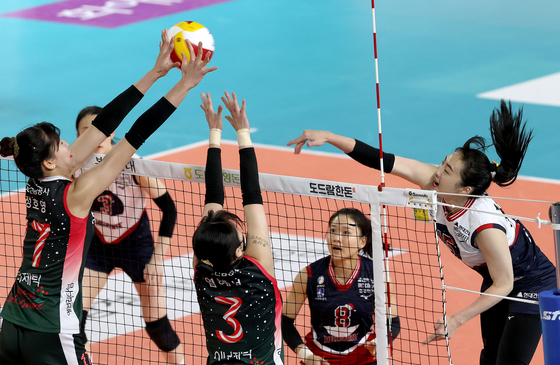 Jung Ho-young of Daejeon Korea Ginseng Corporation, left, blocks an attack from Suwon Hyundai Engineering & Construction Hillstate’s Hwang Min-kyoung during a game at Chungmu Gymnasium in Daejeon on Sunday.  [KOVO]