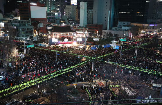 Large crowds of people gather around the Bosingak pavilion in Jongno District, central Seoul, on Dec. 31, 2018 to celebrate the end of the year and welcome 2019. [YONHAP]