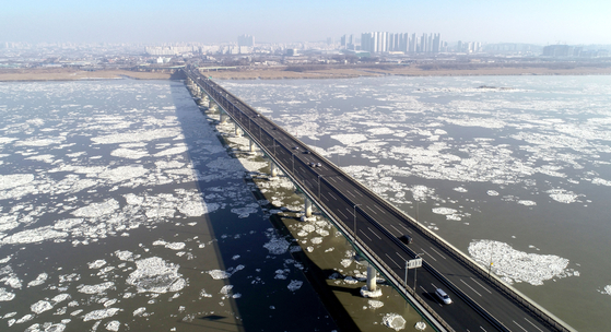 The Han River as seen from Gimpo, Gyeonggi, on Sunday. The Korea Meteorological Administration announced Sunday that the Han River froze for the first time this year, about 16 days earlier than average. [YONHAP]