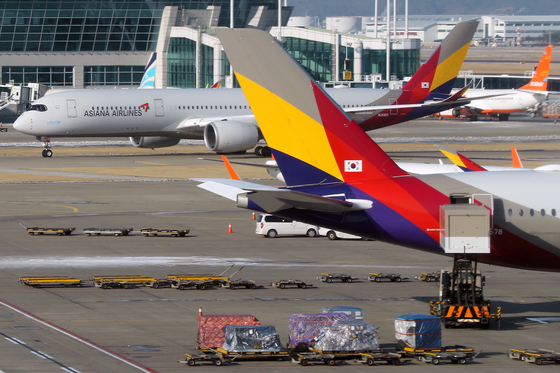 Planes are seen at Terminal 1 of the Incheon International Airport on Monday afternoon. [NEWS1] 