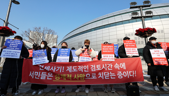 Victims of the ″villa king″ default stage a protest in front of government complex in Sejong, Tuesday. The villa king, who owned 1,139 apartments, died in October without returning deposits to his tenants. [YONHAP]