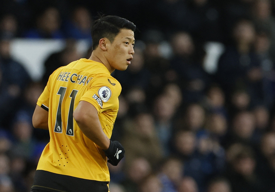 Wolverhampton Wanderers' Hwang Hee-chan in action against Everton at Goodison Park in Liverpool on Monday.  [REUTERS/YONHAP]