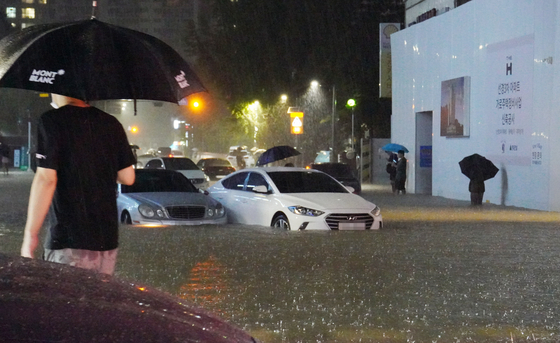 Cars submerged in the rain in Gangnam District, southern Seoul, on Aug. 8 [YONHAP]