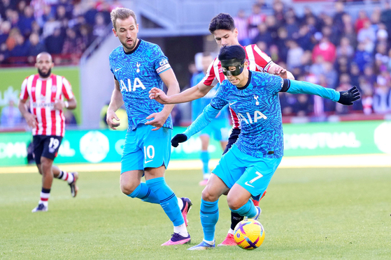 Tottenham's Son Heung-min, right, and Harry Kane, second from left, challenge for the ball with Brentford's Christian Norgaard during a Premier League match at the Gtech Community Stadium in London on Monday.  [AP/YONHAP]