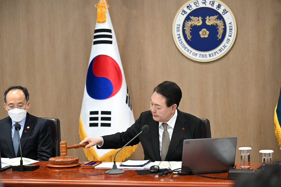 President Yoon Suk-yeol approves of year-end special pardons in a Cabinet meeting at the presidential office in Yongsan District, central Seoul, Tuesday. [PRESIDENTIAL OFFICE]