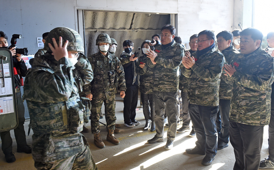  Interim chief of the People Power Party Chung Jin-suk and other leadership of President Yoon Suk-yeol’s party visit a marine base stationed on Baengnyeong Island, which borders North Korea on the west of the peninsula, on Tuesday. The visit to the marine base was made a day after drones believed to have been sent from Pyongyang invaded South Korean air space.. [JOINT PRESS CORPS]  