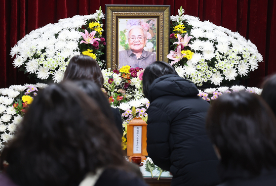 A mourning altar for Lee Ok-seon, a ″comfort woman″ survivor who passed away Monday night at the age of 94, at a funeral hall in Gwangju, Gyeonggi, on Tuesday. Lee, who was born in Daegu and was sent to Japanese forces in Manchuria at the age of 16, returned to Korea after the country was freed from Japanese colonization. She stayed at the House of Sharing, a shelter for victims of the Japanese military’s wartime sexual slavery. [YONHAP] 
