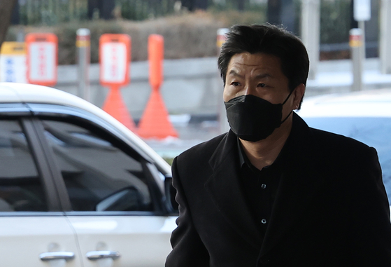 Lee Im-jae, former head of the Yongsan Police Precinct, appears at the Seoul Western District Court on Friday to attend a hearing on his pre-trial detention warrant. [YONHAP]