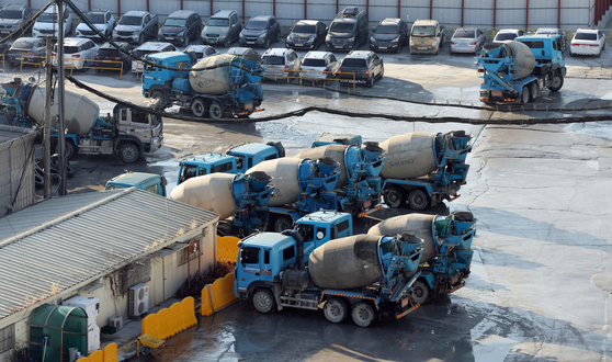 Ready-mixed concrete vehicles pulled up at a construction site in Seoul on Dec. 8. [YONHAP]