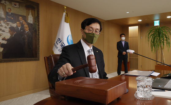 Bank of Korea Gov. Rhee Chang-yong at the Monetary Policy Board meeting held in central Seoul on Nov. 24. [NEWS1]