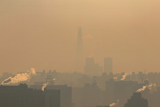 Clouds of fine dust blanket the Lotte World Tower in Jamsil, southern Seoul, on Tuesday. [YONHAP]