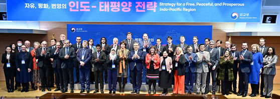 Diplomats representing over 40 countries attend a forum hosted by the Foreign Ministry in Seoul on Wednesday to explain the details of Korea's Indo-Pacific strategy. [MINISTRY OF FOREIGN AFFAIRS]