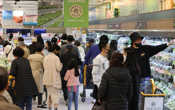 Customers shop at Emart in Seoul. The government has reached an agreement with small shop owners to allow major retailers to provide online delivery services on their day off. [YONHAP]