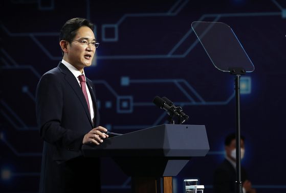 Samsung Electronics Chairman Lee Jae-yong speaks at the company's chip plant in Pyeongtaek, Gyeonggi, in May when U.S. President Joe Biden visited Korea. [NEWS1]