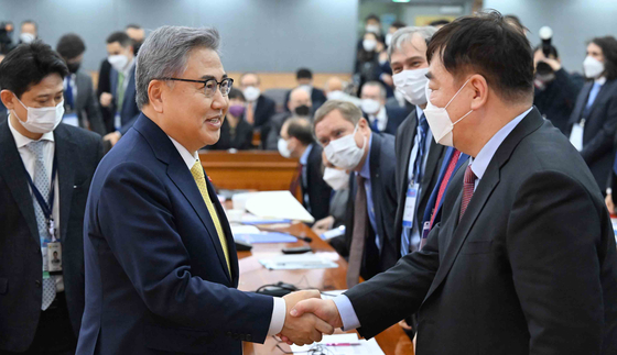 Foreign Minister Park Jin, left, shakes hands with Chinese Ambassador to Korea Xing Haiming, before he announced the details of the Indo-Pacific strategy of Korea at the Foreign Ministry in Seoul on Wednesday. [MINISTRY OF FOREIGN AFFAIRS]
