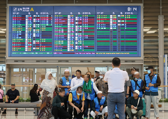 Migrant workers arrive at Incheon International Airport in July 2022. The Korean government said it will make reforms to the E-9 visa allowing migrant workers to stay longer without having to leave the country. [YONHAP]