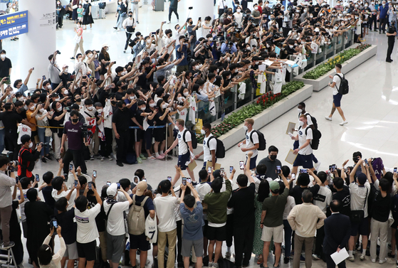 Tottenham Hotspur fans flock to Incheon International Airport in Incheon to greet the London club as they arrive for their pre-season tour of Korea on July 10.  [YONHAP]