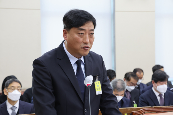 Choi Seong-beom, head of the Yongsan Fire Department, speaks at the National Assembly in Yeouido, western Seoul, on Thursday during a parliamentary probe about the Itaewon crowd surge. [YONHAP]