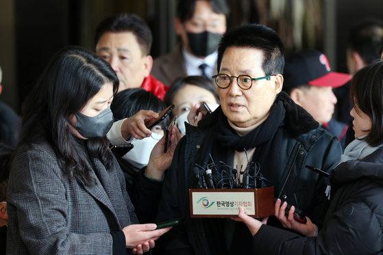 Park Jie-won, former director of the National Intelligence Service (NIS), speaks to reporters at the Seoul Central District Prosecutors’ Office in Seocho District, southern Seoul, on Dec. 14. [KIM KYUNG-ROK] 
