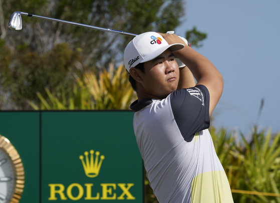Kim Joo-hyung watches his shot on the second tee during the second round of the Hero World Challenge PGA Tour at Albany Golf Club in New Providence, the Bahamas on Dec. 2.  [AP/YONHAP]