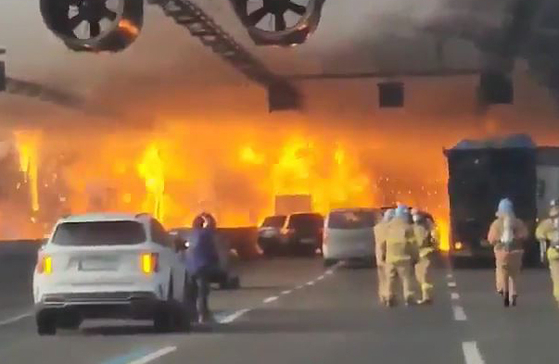 Tunnel on fire. A total of 94 fire trucks and 219 firefighters were sent to put out the fire.[YONHAP]