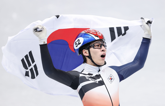 Hwang Dae-heon of Korea celebrates after winning the gold medal in the men's 1,500-meter short track speed skating final at Capital Indoor Stadium in Beijing on Feb. 9.  [XINHUA/YONHAP]