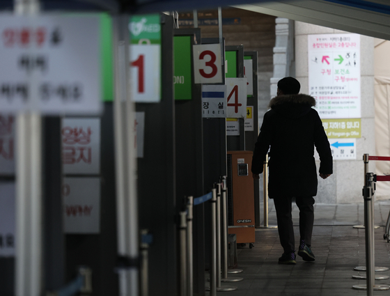 A person visits a Covid-19 testing center in Yongsan District, central Seoul, on Thursday. [YONHAP] 