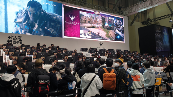 Visitors at Netmarble's booth at the G-Star 2022 gaming festival held in Busan on Nov. 17. [KIM JUNG-MIN]