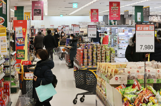 People shop for groceries at a discount mart in Seoul on Dec. 28. [YONHAP]
