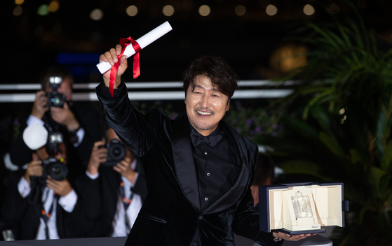 Song Kang-ho, winner of the award for best actor for 'Broker,' poses during a photo call following the awards ceremony at the 75th Cannes Film Festival on Saturday. [AP/YONHAP]