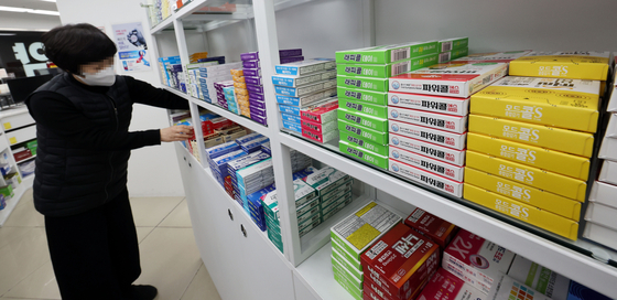 A pharmacist organizes stacks of medicine at a pharmacy in Jongno District, central Seoul, on Dec. 27. [YONHAP]