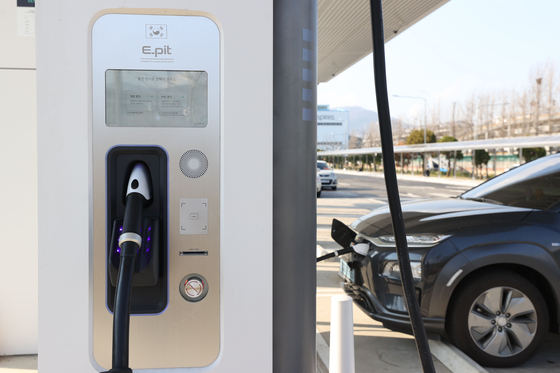 An EV being charged at a charging station in Seoul. [YONHAP]