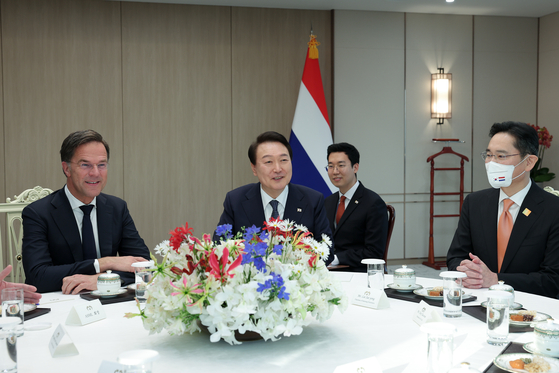 President Yoon Suk-yeol, center, and Dutch Prime Minister Mark Rutte, left, talk with the heads of semiconductor makers, including Samsung Electronics Chairman Lee Jae-yong, right, at a teatime at the presidential office in Seoul on Nov. 17. [YONHAP]