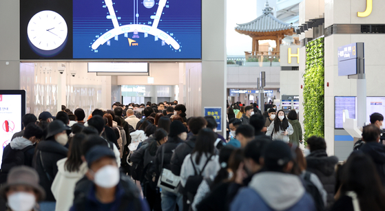 Travelers are seen at Terminal 1 of Incheon International Airport on Friday. [NEWS1] 