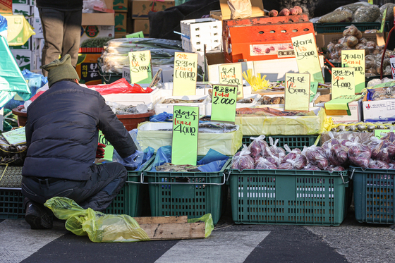 A small vegetable store in Seoul in December. While food prices have been stablizing, the rise in electricity rates is expected to keep inflation above 5 percent in January 2023. [YONHAP] 