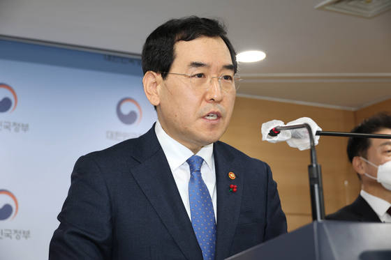 Minister Lee Chang-yang of Trade, Industry and Energy, speaks during a press conference held at the government complex in central Seoul on Friday. [YONHAP]